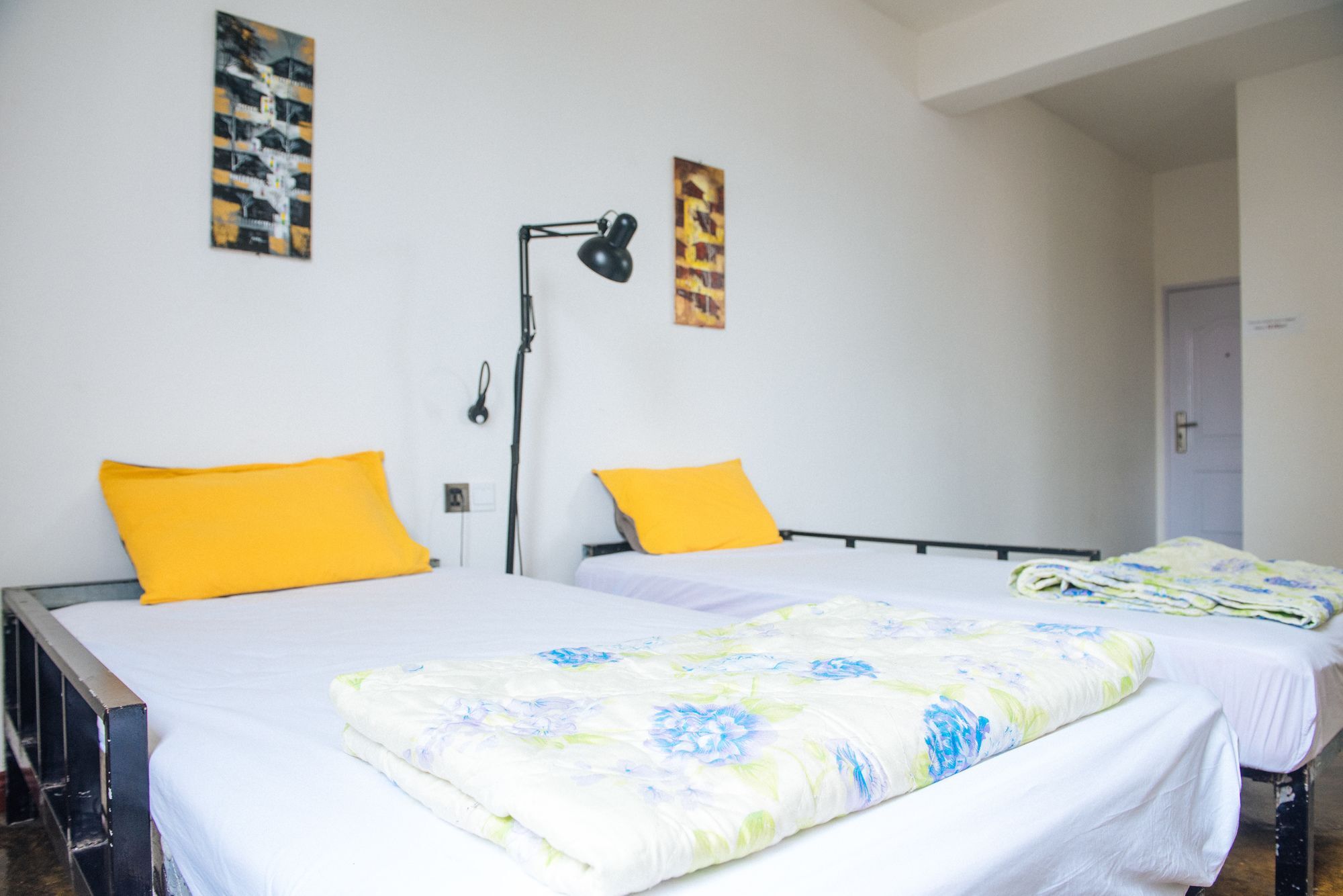 Dengba Hostel Yangon Exteriör bild